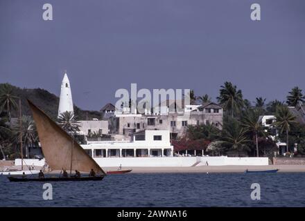 Sailing dhow with lateen sail, island of Lamu off the Indian Ocean coast of Kenya. Lamu once principle trading route of ancient swahili culture along the coast of East Africa from Arabia to Zanzibar and beyond. Stock Photo