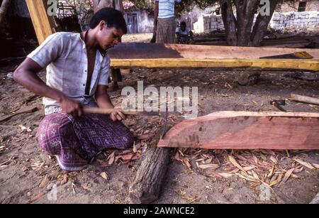 Island of Lamu Kenya, crafstmen building a dhow sailing/fishing boat. Stock Photo