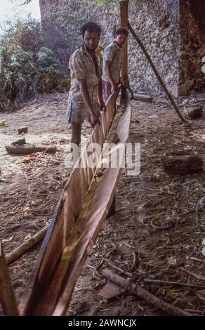 Island of Lamu Kenya, crafstmen building a dhow sailing/fishing boat. Stock Photo