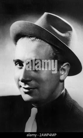 1946 ca, PARIS , FRANCE :  The french pop singer CHARLES TRENET ( 1913 - 2001 ) - MUSICA - CANTANTE - SINGER - chansonnier - smile - sorriso - tie - c Stock Photo
