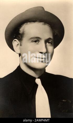 1942 ca, PARIS , FRANCE :  The french pop singer CHARLES TRENET ( 1913 - 2001 ) - MUSICA - CANTANTE - SINGER - chansonnier - smile - sorriso - tie - c Stock Photo