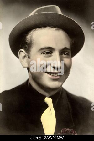 1943 ca, PARIS , FRANCE :  The french pop singer CHARLES TRENET ( 1913 - 2001 ) - MUSICA - CANTANTE - SINGER - chansonnier - smile - sorriso - tie - c Stock Photo