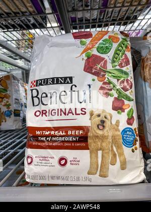 Orlando, FL/USA-2/6/20: A display of Beneful Orginals Meals Dog Food at a  Walmart Superstore ready for pet owners to purchase for their pets Stock  Photo - Alamy