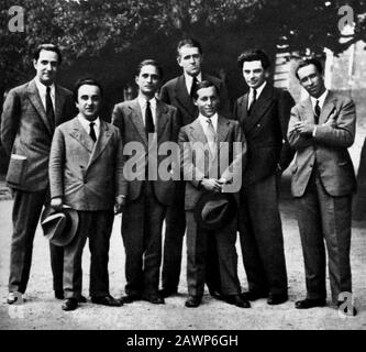 1932 , Roma, ITALY : The italian journalist , editor and illustrator LEO  LONGANESI ( 1905 - 1957 ) at Villa Borghese gardens with friends  collaborator Stock Photo - Alamy