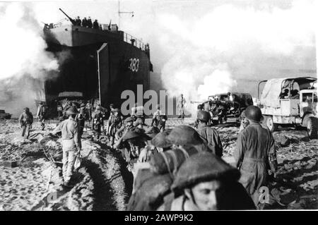 1943, 20 september, SALERNO , ITALY : British official War Office photo . Fifth Army landing in SALERNO BAY . The 8th and 5th Armies continue to advan Stock Photo