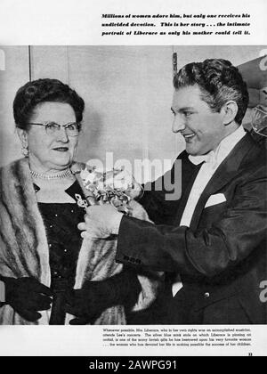 1954 ca, USA  : The celebrated italo-polish-american pianist  Valentino LIBERACE ( 1919 - 1987 ) with his mother Frances Zuchowska  ( 1892 – 1980 ) . Stock Photo