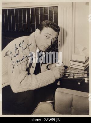 1960 , HOLLYWOOD , USA : The french movie actor and singer  YVES MONTAND ( 1921 – 1991 ) in Hollywood home at time of movie LET'S MAKE LOVE ( Facciamo Stock Photo