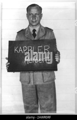 1945 , 9 may , ROMA ,  ITALY : The Nazi criminal HERBERT KAPPLER ( 1907 - 1978 ), moogshots jailed by Allied Force . Was the head of German police and Stock Photo