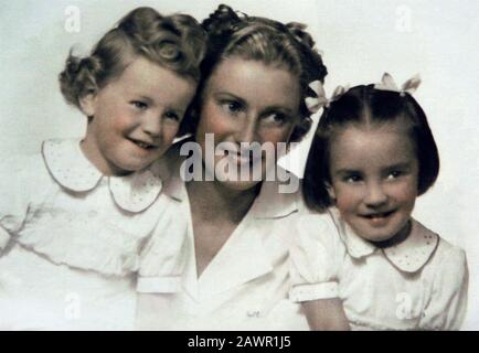 1946 ca , MILANO , ITALY  : The italian politician MARIO MONTI ( born in Varese, 19 marzo 1943 ) with mother  LAVINIA and sister CLAUDIA . Photo by Pe Stock Photo