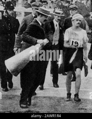 1908 , Windsor , England : The italian marathon man DORANDO PIETRI ( PETRI , Correggio 1885 - 1942 ) . He was helped by the man with the megaphone and Stock Photo