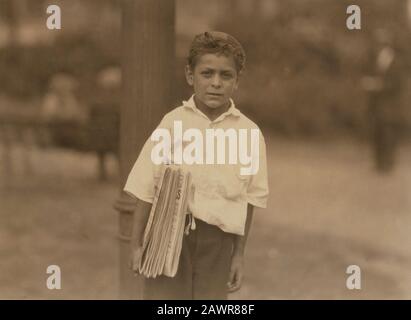 1924 , 1 august  , Newark, New Jersey, USA  :  Patsy, an eight year old newsboy - NEWSBOYS  by LEWIS HINE ( 1874 - 1940 ) - BAMBINI -- LAVORATORI - BA Stock Photo