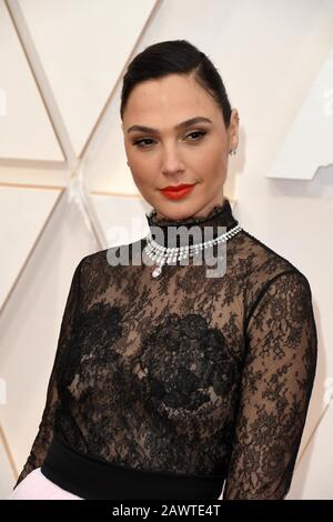 Gal Gadot Walking On The Red Carpet At The 2020 Vanity Fair Oscar Party ...