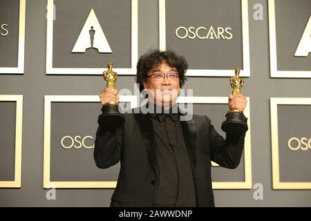 Los Angeles, California, USA. 09th Feb, 2020. ( Bong Joon-ho poses for photos at the 92nd Academy Awards ceremony at the Dolby Theatre in Los Angeles, the United States, Feb. 9, 2020. South Korean black comedy 'Parasite' turned out to be the biggest winner at the 92nd Academy Awards ceremony on Sunday night.    Besides nabbing Best Picture, the genre-bending class thriller also won Best Director for Bong Joon-ho, Best International Feature Film and Best Original Screenplay. Credit: Xinhua/Alamy Live News Stock Photo