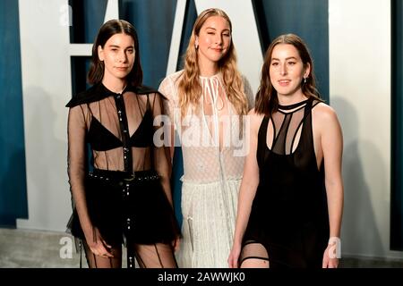 Este Haim, Danielle Haim and Alana Haim of HAIM attending the Vanity Fair Oscar Party held at the Wallis Annenberg Center for the Performing Arts in Beverly Hills, Los Angeles, California, USA. Stock Photo