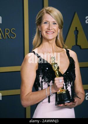 Los Angeles, USA. 9th Feb, 2020. Laura Dern, winner of Best Actress in a Supporting Role for 'Marriage Story', poses in the press room during 92nd Annual Academy Awards at Hollywood and Highland on February 09, 2020 in Hollywood, California. Credit: Tsuni/USA/Alamy Live News Stock Photo