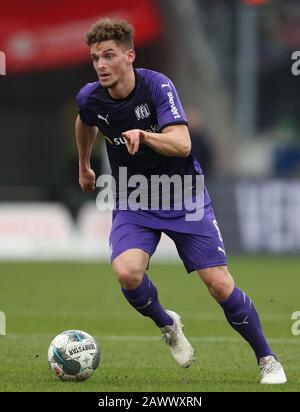 08 February 2020, Lower Saxony, Osnabrück: Football: 2nd Bundesliga, VfL Osnabrück - 1 FC Nürnberg, 21st matchday in the stadium at Bremer Brücke. Osnabrück's Moritz Heyer leads the ball. Photo: Friso Gentsch/dpa - IMPORTANT NOTE: In accordance with the regulations of the DFL Deutsche Fußball Liga and the DFB Deutscher Fußball-Bund, it is prohibited to exploit or have exploited in the stadium and/or from the game taken photographs in the form of sequence images and/or video-like photo series. Stock Photo