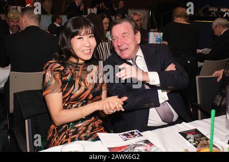 Hanover, Deutschland. 08th Feb, 2020. Gerhard Schroder with his wife Kim So-yeon at the 2020 premiere gala of the Lindener Fools in the Fritz-Haake-Saal. Hanover, February 8, 2020 | usage worldwide Credit: dpa/Alamy Live News Stock Photo