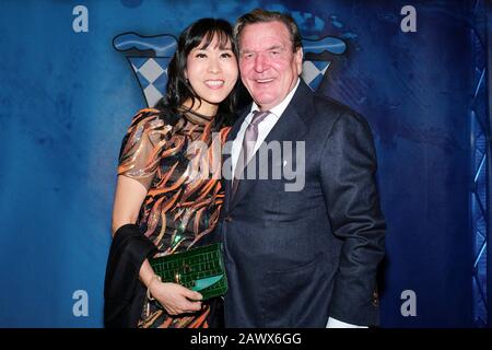 Hanover, Deutschland. 08th Feb, 2020. Gerhard Schroder with his wife Kim So-yeon at the 2020 premiere gala of the Lindener Fools in the Fritz-Haake-Saal. Hanover, February 8, 2020 | usage worldwide Credit: dpa/Alamy Live News Stock Photo