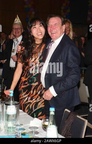 Hanover, Deutschland. 08th Feb, 2020. Gerhard Schroder with his wife Kim So-yeon at the 2020 premiere gala of the Lindener Fools in the Fritz-Haake-Saal. Hanover, February 8, 2020 | usage worldwide Credit: dpa/Alamy Live News Stock Photo