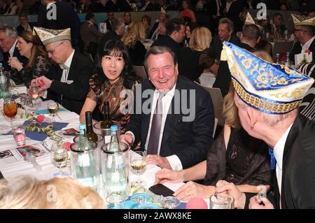 Hanover, Deutschland. 08th Feb, 2020. Gerhard Schroder with his wife Kim So-yeon at the 2020 premiere gala of the Lindener Fools in the Fritz-Haake-Saal. Hanover, February 8, 2020 | usage worldwide Credit: dpa/Alamy Live News Stock Photo