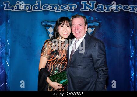 Hanover, Deutschland. 08th Feb, 2020. Gerhard Schroder with his wife Kim So-yeon at the 2020 premiere gala of the Lindener Fools in the Fritz-Haake-Saal. Hanover, February 8, 2020 | usage worldwide Credit: dpa/Alamy Live News Stock Photo