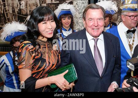 Hanover, Deutschland. 08th Feb, 2020. Gerhard Schroder with his wife Kim So-yeon at the 2020 premiere gala of the Lindener Fools in the Fritz-Haake-Saal. Hanover, February 8, 2020 | usage worldwide Credit: dpa/Alamy Live News Stock Photo