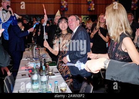 Hanover, Deutschland. 08th Feb, 2020. Gerhard Schroder with his wife Kim So-yeon at the 2020 premiere gala of the Lindener Fools in the Fritz-Haake-Saal. Hanover, February 8, 2020 | usage worldwide Credit: dpa/Alamy Live News Stock Photo