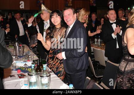 Hanover, Deutschland. 08th Feb, 2020. Gerhard Schroder with his wife Kim So-yeon at the 2020 premiere gala of the Lindener Fools in the Fritz-Haake-Saal. Hanover, February 8, 2020 | usage worldwide Credit: dpa/Alamy Live News Stock Photo