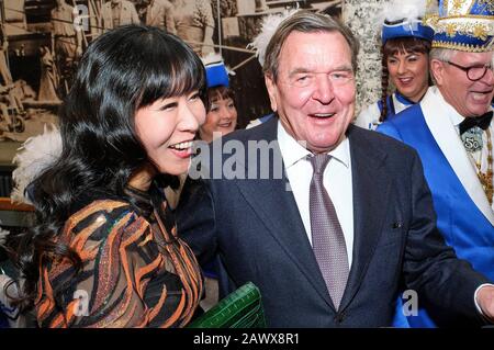 Hanover, Deutschland. 08th Feb, 2020. Gerhard Schroder with his wife Kim So-yeon at the 2020 premiere gala of the Lindener Fools in the Fritz-Haake-Saal. Hanover, February 8, 2020 | usage worldwide Credit: dpa/Alamy Live News Stock Photo