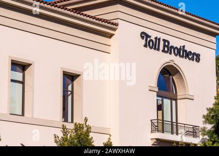 Feb 6, 2020 Santa Clara / CA / USA - Toll Brothers sale offices in Silicon Valley; Toll Brothers is a home construction company that specializes in bu Stock Photo