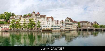 Zurich, Switzerland - June 10, 2017: Panorama of river Limmat, sight Taufergedenkplatte (left) and historic buildings riversides. View from Limmatquai Stock Photo