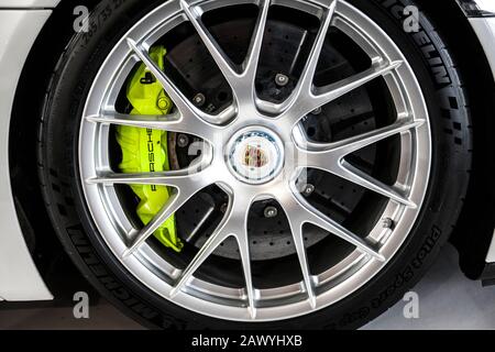 Close-up of alloy front wheel and carbon disc brake of a Porsche 918 Spyder Stock Photo
