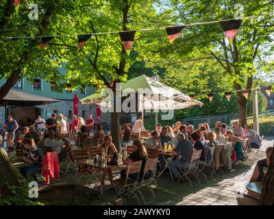 Biergarten Gasthaus Zum Mohren, Altstadt, Ansbach, Mittelfranken, Franken, Bayern, Deutschland | restaurant and beer garden Zum Mohren, old town, Ansb Stock Photo