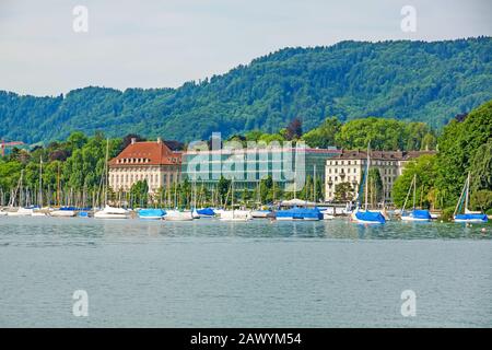 View from square Burkliplatz / Burkliterrasse towards western bank of Lake Zurich, Mythenquai / Enge Stock Photo