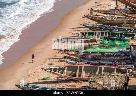 Fischerboote am Strand vom Fischmarkt in Bakau, Gambia, Westafrika  |   fishing boats at the fish market beach in Bakau, Gambia, West Africa, Stock Photo