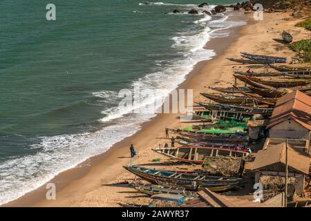 Fischerboote am Strand vom Fischmarkt in Bakau, Gambia, Westafrika  |   fishing boats at the fish market beach in Bakau, Gambia, West Africa, Stock Photo