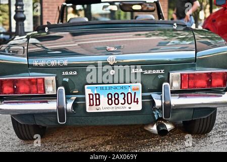 DOWNERS GROVE, UNITED STATES - Jun 07, 2019: A behind shot of an old green sports car in Downers Grove, United States Stock Photo