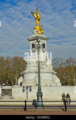 London, United Kingdom - January 19th 2016: Unidentified people and Victoria memorial Stock Photo