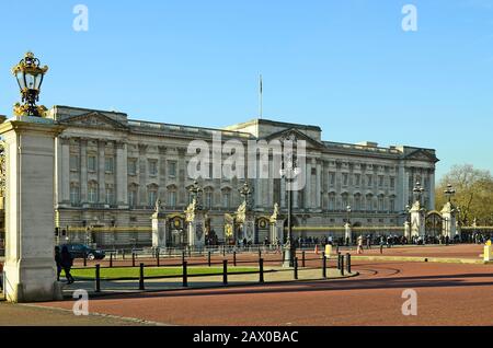 London, United Kingdom - January 19th 2016: Crowd of unidentified people and Buckingham Palace Stock Photo