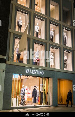 momentum Chaiselong målbar Valentino store, Italian fashion shop, Old Bond Street, London, England, UK  Stock Photo - Alamy
