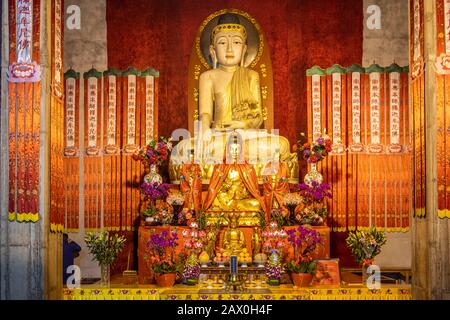 A gilded ornate altar in the Jing'an Temple , Shanghai, China Stock Photo