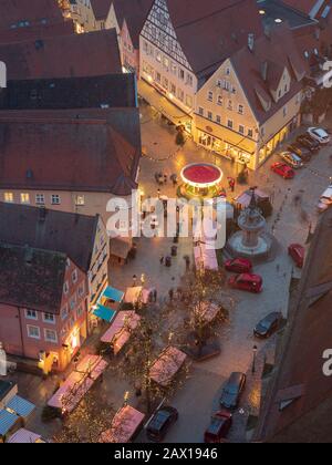 Blick auf Altstadt mit Weihnachtsmarkt bei Dämmerung, Nördlingen, Franken, Bayern, Deutschland | view of old town and Christmas Market at dusk, Noerdl Stock Photo