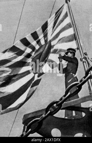 1942 , 6 june , USA : Guard of a Japan aircraft carrier navy - MIDWAY BATTLE - WORLD WAR II - WWII - SECONDA GUERRA MONDIALE - foto storiche  storica - HISTORY PHOTOS   - Stati Uniti d' America - bombardamento - nave - Marina - Navy - mare - sea - attacco aereo - USA - GIAPPONE - GUERRA DEL PACIFICO - OCEANO - OCEAN PACIFIC - BATTAGLIA - BATTLE - Sol Levante - bandiera - flag - binocolo  ---- ARCHIVIO GBB Stock Photo
