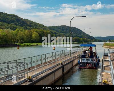 Main-Donau-Kanal-Schleuse bei Kelheim, Altmühltal, Bayern, Deutschland | Main-Danube-Canal Lock near Kelheim, Altmühl Valley, Bavaria, Germany Stock Photo