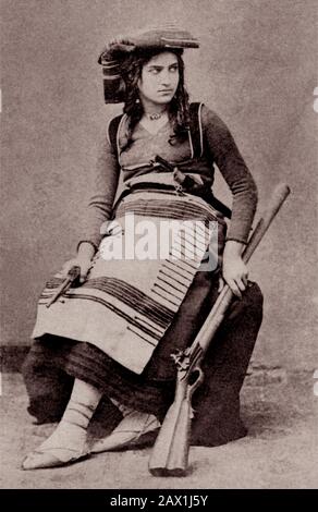 1865 ca , ITALY : The  italian woman outlaw MICHELINA DE CESARE ( Caspoli, 28 october 1841 –  Mignano Monte Lungo, 30 augusto 1868 )  - BANDITESSA - DONNA BANDITO - BANDITISMO - BRIGANTE - BRIGANTI - FUORILEGGE -  OUTLAW - BRIGANTAGGIO - rapinatori -  rapinatore - assassino - banda armata  - fucile - gun - costume - costume folkloristico - pugnale - hat - cappello ----  Archivio GBB Stock Photo