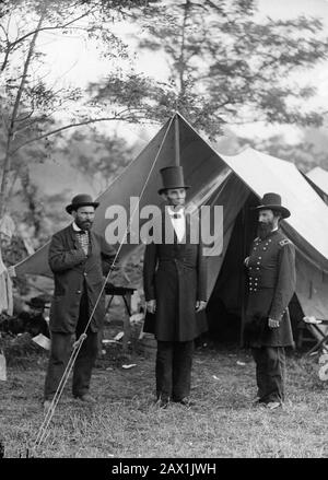 1862 , 3 october , USA  : The U.S.A. President ABRAHAM LINCOLN ( Big South Fork , KY, 1809 - Washington 1865 ) . Allan Pinkerton, President Abraham Lincoln, and Major General John A. McClernand. This photo was taken not long after the Civil War’s first battle on northern soil in Antietam, Maryland on October 3, 1862. In his role as head of Union Intelligence Services during the war, Pinkerton foiled an assassination attempt against Lincoln.  Photo by  Alexander GARDNER (  1821 - 1882 ) - Presidente della Repubblica - Stati Uniti -  USA - ritratto - portrait - cravatta - tie - papillon - collar Stock Photo