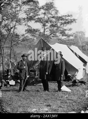 1862 , 3 october , USA  : The U.S.A. President ABRAHAM LINCOLN ( Big South Fork , KY, 1809 - Washington 1865 ) . Allan Pinkerton, President Abraham Lincoln, and Major General John A. McClernand. This photo was taken not long after the Civil War’s first battle on northern soil in Antietam, Maryland on October 3, 1862. In his role as head of Union Intelligence Services during the war, Pinkerton foiled an assassination attempt against Lincoln.  Photo by  Alexander GARDNER (  1821 - 1882 ) - Presidente della Repubblica - Stati Uniti -  USA - ritratto - portrait - cravatta - tie - papillon - collar Stock Photo