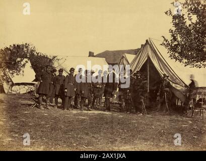1862 , 3 october , USA  : The U.S.A. President ABRAHAM LINCOLN ( Big South Fork , KY, 1809 - Washington 1865 ) . Allan Pinkerton, President Abraham Lincoln, and Major General John A. McClelland. This photo was taken not long after the Civil War’s first battle on northern soil in Antietam, Maryland on October 3, 1862. In his role as head of Union Intelligence Services during the war, Pinkerton foiled an assassination attempt against Lincoln. Photo by  Alexander GARDNER (  1821 - 1882 ) - Presidente della Repubblica - Stati Uniti -  USA - ritratto - portrait - cravatta - tie - papillon - collar Stock Photo