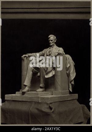 2007 , WASHINGTON , DC, USA  : Working model for statue of Abraham Lincoln, sculpted by Daniel C. French . The U.S.A. President ABRAHAM LINCOLN (  1809 - 1865 ) . National Mall ,  Lincoln Memorial and Washington Monument , Washington D.C.  The Lincoln Memorial is an American memorial built to honor the 16th President of the United States , Abraham Lincoln. It is located on the National Mall in Washington, D.C. and was dedicated on May 30, 1922 . The architect was Henry Bacon , the sculptor of the main statue ( Abraham Lincoln, 1920 ) was Daniel Chester French , and the painter of the interior Stock Photo