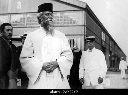 1914 ca : The celebrated indian poet and writer Rabindranath TAGORE ( Calcutta 1861 - 1941 ) in TOKYO , JAPAN  , awarded with Nobel for Literature in 1913   - LETTERATO - SCRITTORE - LETTERATURA - Literature  - POESIA - POETRY - POET - POETA - portrait - ritratto  - PREMIO NOBEL LETTERATURA  ancient older man - uomo anziano vecchio - bear - barba - cappello - hat - lens - occhiali da vista - pince nez  ----  Archivio GBB Stock Photo